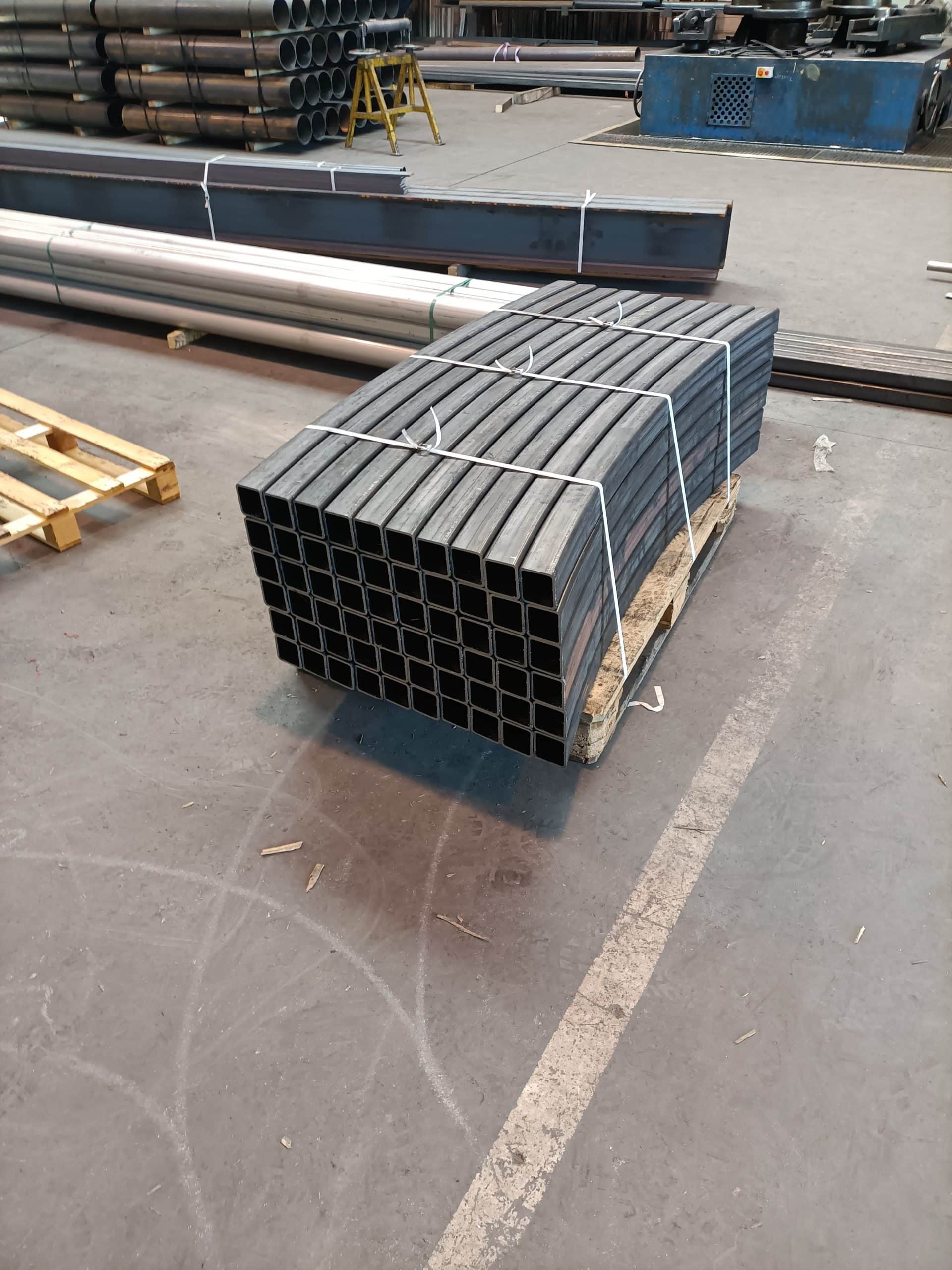 TUBE CARRE AVEC COUPES